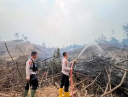 Kapolres OKU Selatan Terjun Langsung Padamkan Empat Titik Api di OKUSelatan
