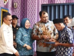 Sambangi Korban Kebakaran di Desa Pendagan, Bupati OKUS Selatan Serahkan Bantuan