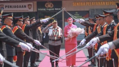 Tradisi Pedang Pora Iringi Pisah Sambut Kapolres Jombang