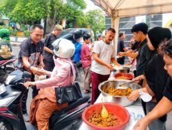 Bang Taun Gandeng Influencer dan Polri Gelar Jumat Berkah di Metro, Bagikan 300 Porsi Makanan Gratis