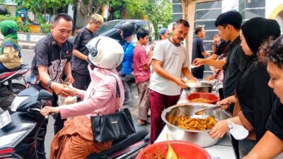 Bang Taun Gandeng Influencer dan Polri Gelar Jumat Berkah di Metro, Bagikan 300 Porsi Makanan Gratis